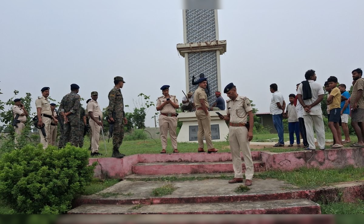 भारी संख्या में पुलिस बल मजिस्ट्रेट की मौजूदगी