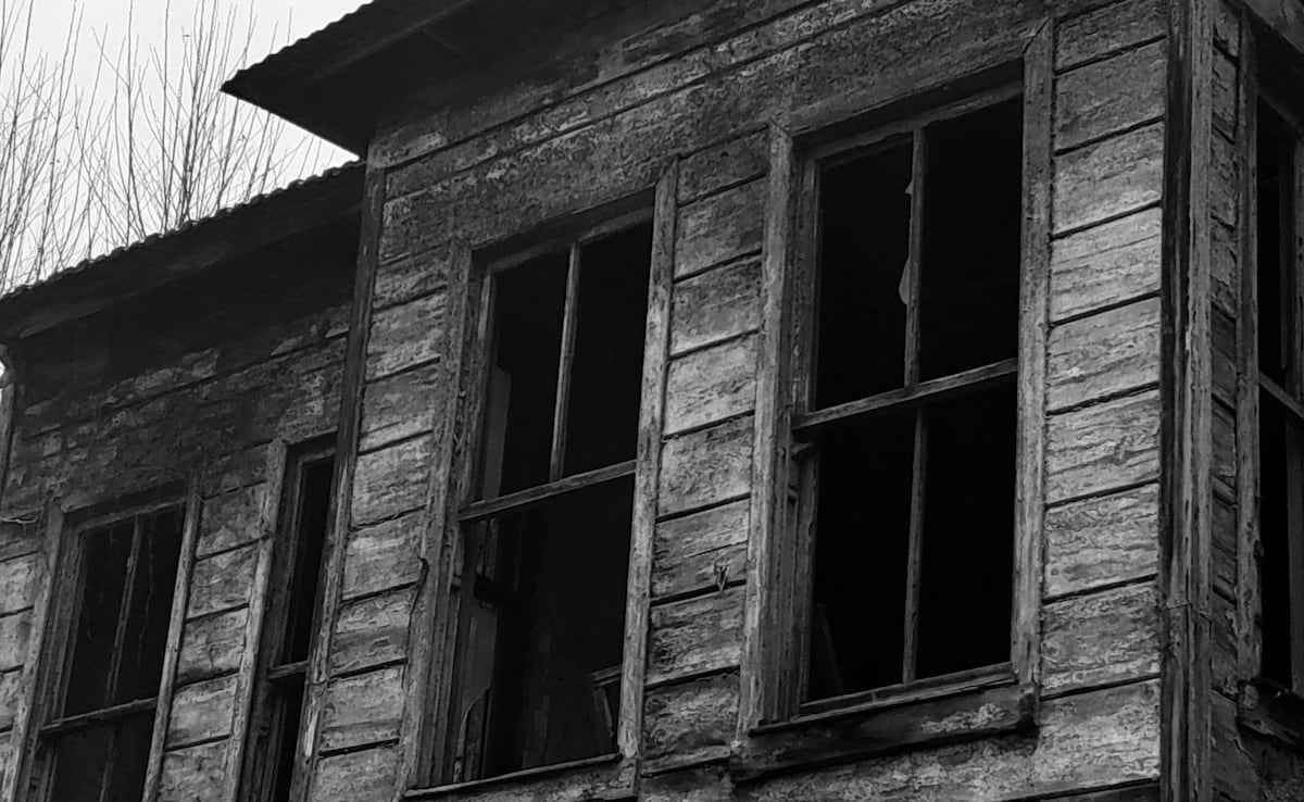 क्या पुराने घर-हवेली सच में भूतिया होते हैं? पुरानी इमारतों से भूतिया आवाजें कैसे आती हैं