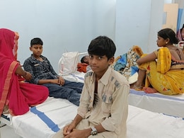 भाई को सांप ने डंसा तो छोटा भाई जहरीला नाग को लेकर पहुंचा इमरजेंसी वार्ड , अस्पताल में मची अफरा-तफरी