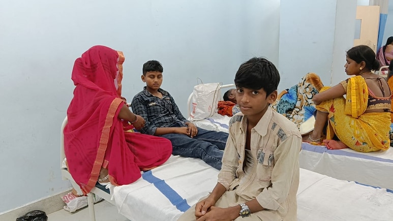 भाई को सांप ने डंसा तो छोटा भाई जहरीला नाग को लेकर पहुंचा इमरजेंसी वार्ड , अस्पताल में मची अफरा-तफरी