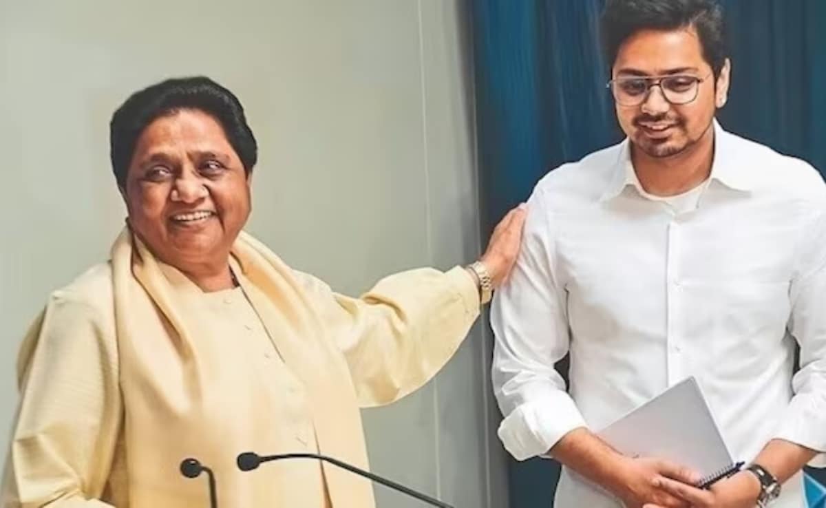 बसपा प्रमुख मायावती अपने भतीजे आकाश आनंद का पार्टी दो बार प्रमोशन और डिमोशन कर चुकी हैं. बसपा प्रमुख मायावती अपने भतीजे आकाश आनंद का पार्टी दो बार प्रमोशन और डिमोशन कर चुकी हैं.