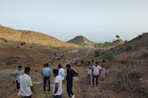 MP के बड़वानी में फिल्मी स्टाइल में शराब की लूट, 30 बदमाशों ने पिस्टल दिखाकर छीनी पिकअप