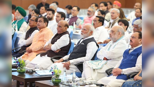 प्रधानमंत्री मोदी के सामने पेश हुआ मंत्रालयों का रिपोर्ट कार्ड, हरकत में आए मंत्री