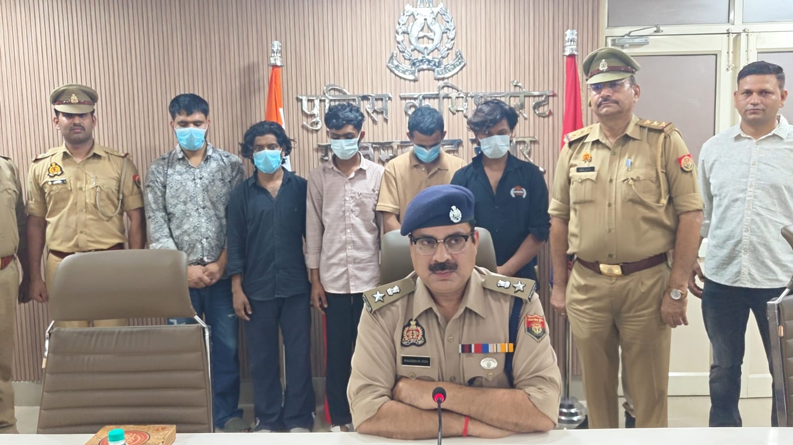 Delhi-NCR: लिफ्ट देने के बहाने करते थे लूट,  5 शातिर बदमाश गिरफ्तार, 20 मोबाइल, दो लग्जरी कार बरामद