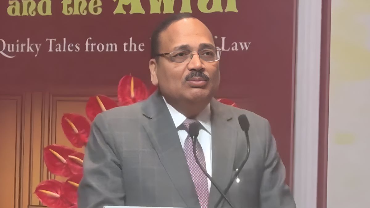 'हमारी अदालतों के किस्से भी मजेदार', CJI सूर्यकांत की तुषार मेहता को सलाह-लाइब्रेरी भरने के लिए बहुत कंटेंट है