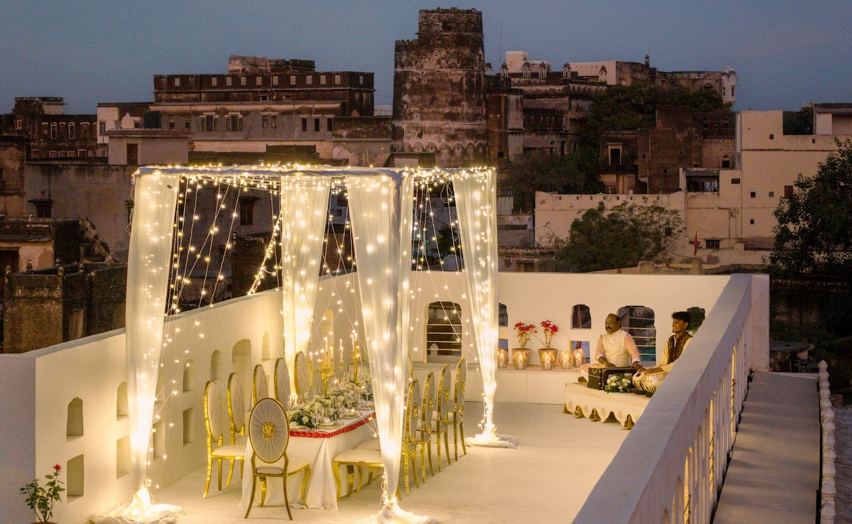 A candlelit dinner beneath the stars at Gulab Haveli.