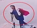 कपड़े दिखाने के बहाने दिनदहाड़े चोरी: सतना में फेरी वाले ने ट्रांसपोर्टर के 20 हजार उड़ाए, CCTV खंगाल रही पुलिस