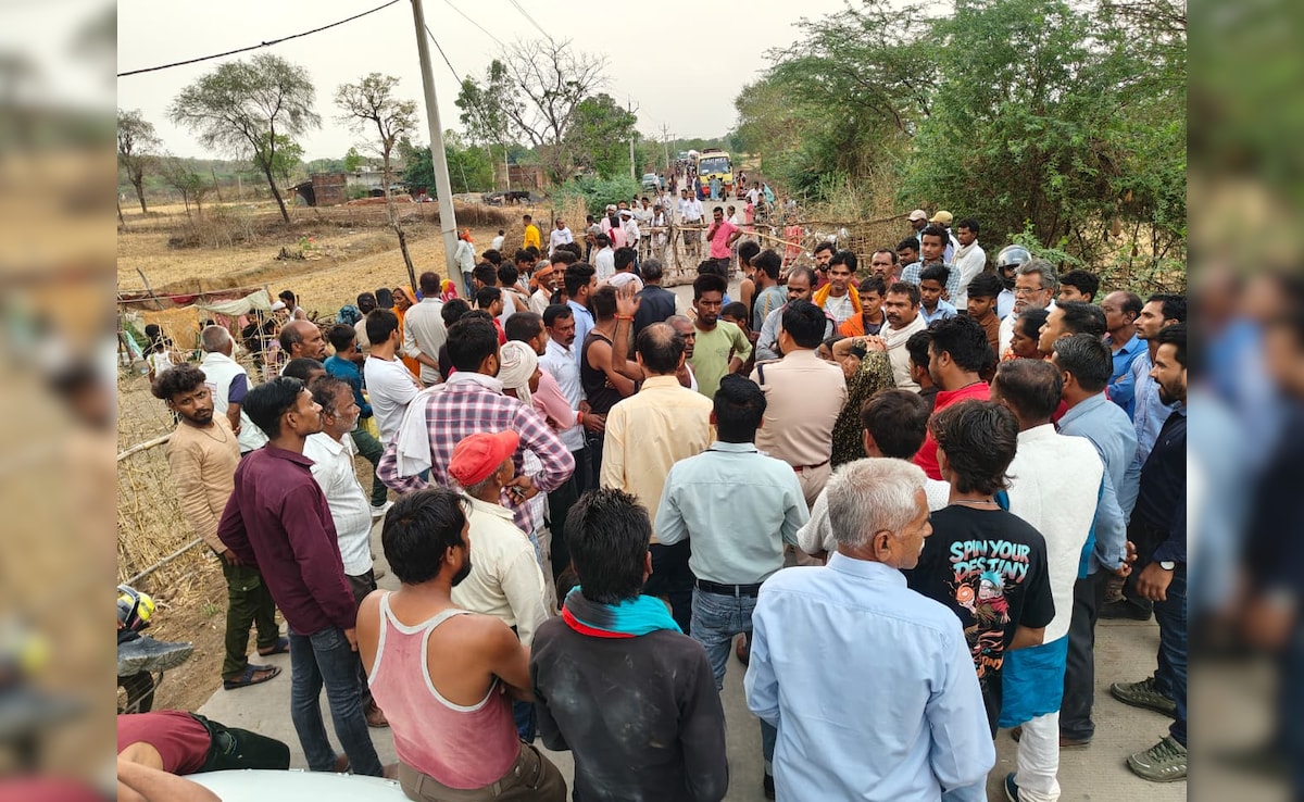 108 एंबुलेंस पर बकरी चोरी का आरोप, नाराज़ ग्रामीणों ने लगाया जाम, सतना में दो घंटे ठप रहा यातायात