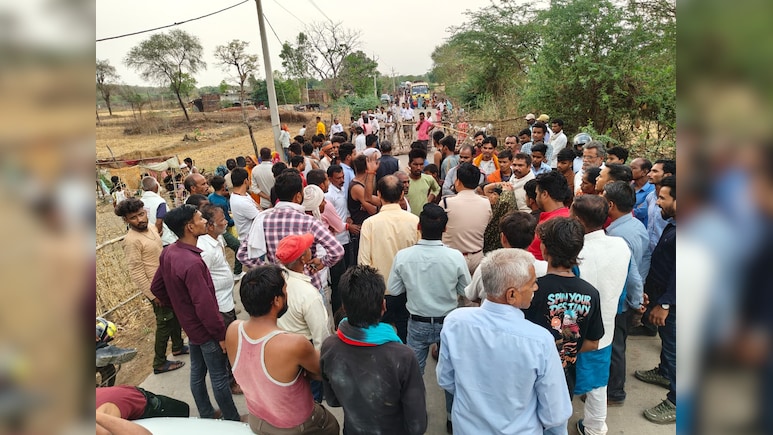 108 एंबुलेंस पर बकरी चोरी का आरोप, नाराज़ ग्रामीणों ने लगाया जाम, सतना में दो घंटे ठप रहा यातायात