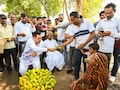 सीएम भजनलाल शर्मा ने डूंगरपुर जाते वक्त सड़क पर खरीदे आम, खुद भी खाया ग्रामीणों को भी खिलाया