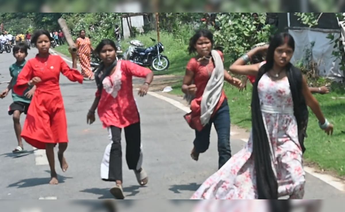 झारखंड: बोकारो एयरपोर्ट विस्तार पर बवाल, अतिक्रमण हटाने गई टीम पर महिलाओं ने क‍िया पथराव