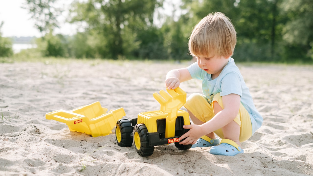 Why Bright Plastic Toys Often Overstimulate Toddlers Faster Than Parents Realise