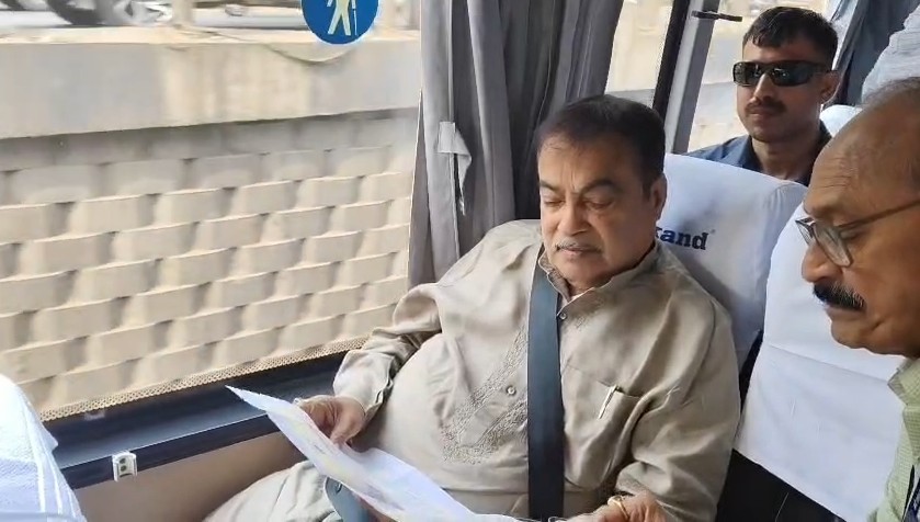 नितिन गडकरी ने बस में बैठकर किया सड़क कार्यों का निरीक्षण, पीएम मोदी की अपील का दिख रहा असर