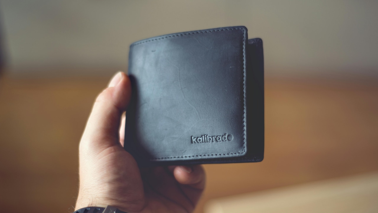 Top 7 Wallets For Men That Stay Slim Without Losing Utility