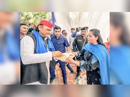 अखिलेश यादव को भंडारे की पूड़ी खिलाने वाली महिला की बढ़ी परेशानी, पिता का डिमोशन करने का लगाया आरोप