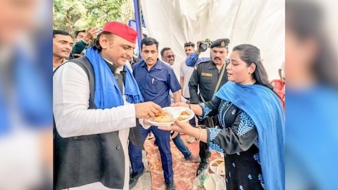 अखिलेश यादव को भंडारे की पूड़ी खिलाने वाली महिला की बढ़ी परेशानी, पिता का डिमोशन करने का लगाया आरोप