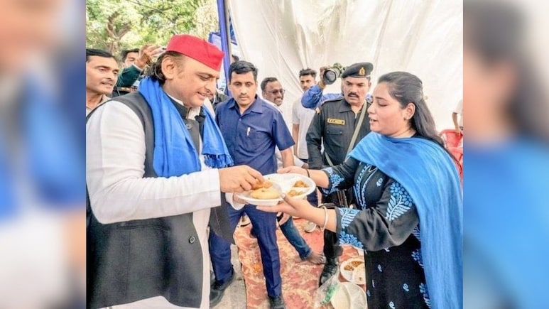 अखिलेश यादव को भंडारे की पूड़ी खिलाने वाली महिला की बढ़ी परेशानी, पिता का डिमोशन करने का लगाया आरोप