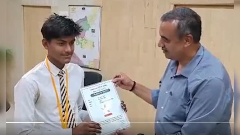 मजदूर के बेटे ने बोर्ड एग्&zwj;जाम में हासिल किए 498/500 अंक, पिता बोले- मिठाई बांटने के पैसे तक नही... रुला देगी पढ़ने के जज्&zwj;बे की कहानी