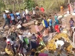 हाईवे पर पलटा आमों से भरा ट्रक, लूटने उमड़ी भीड़... पीछे लग गया लंबा जाम, वीडियो वायरल