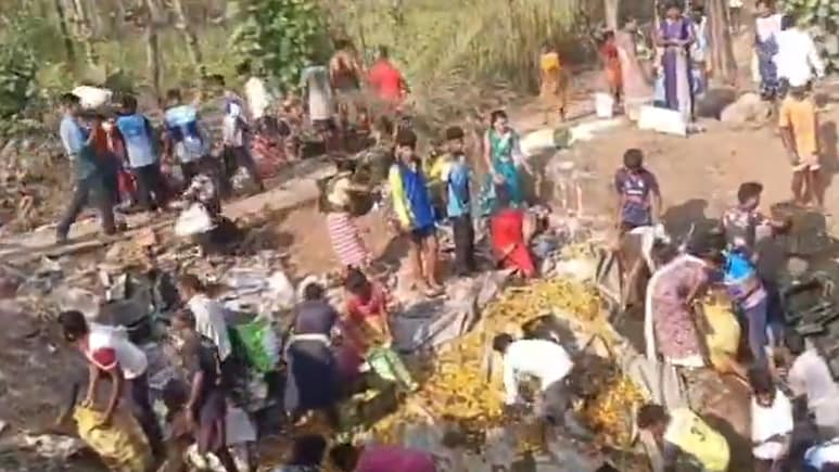 हाईवे पर पलटा आमों से भरा ट्रक, लूटने उमड़ी भीड़... पीछे लग गया लंबा जाम, वीडियो वायरल