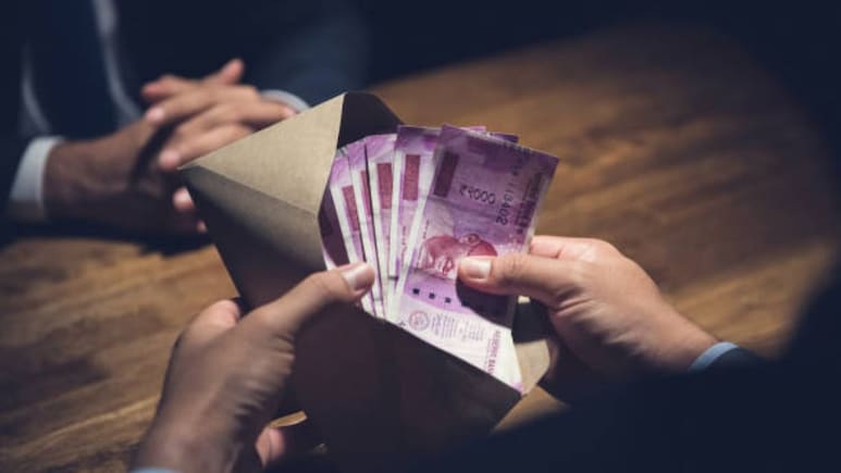 Bihar: निगरानी विभाग का बड़ा एक्शन, CHC का हेड क्लर्क 37 हजार रिश्वत लेते गिरफ्तार, वेतन के बदले मांगी थी 'कमीशन'
