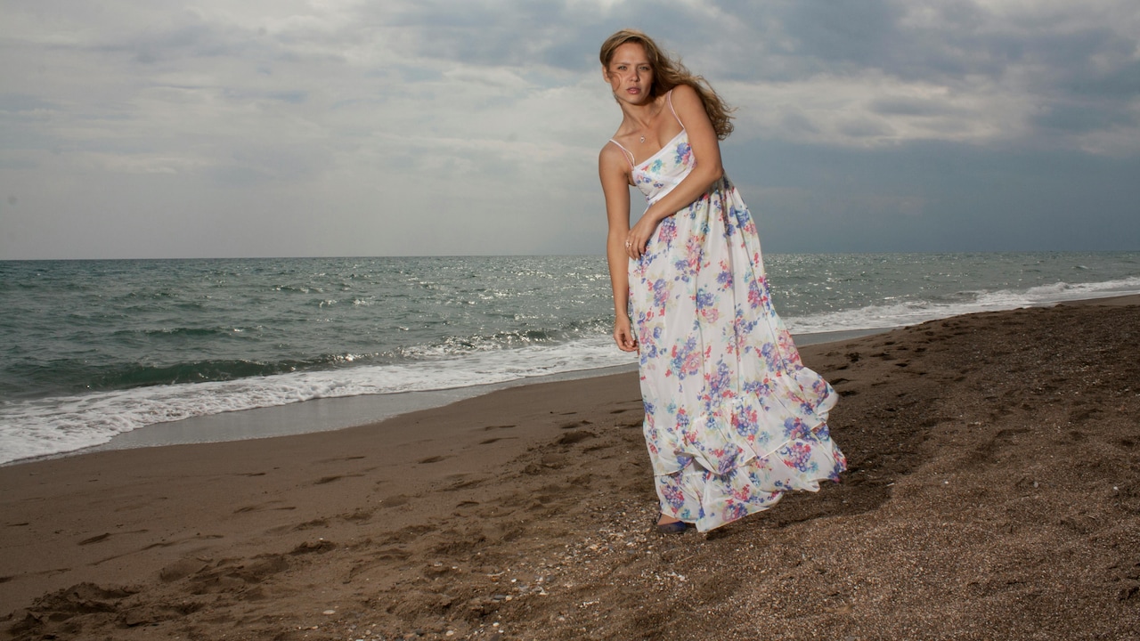 Find 5 picks of floral dresses under ₹1,000 that bring colour to sand, sea, and sun