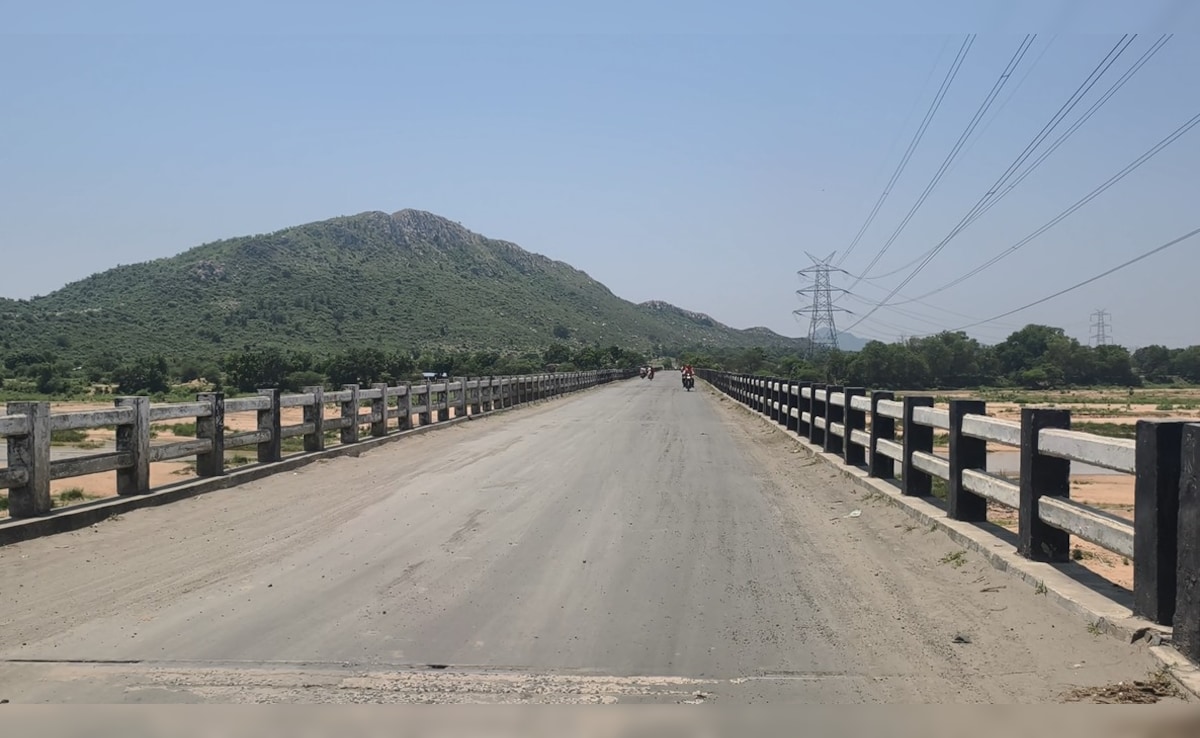 विक्रमशिला सेतु के बाद बांका में जेठौर पुल पर खतरा, एक तरफ झुका ब्रिज; कई पिलर की नींव कमजोर