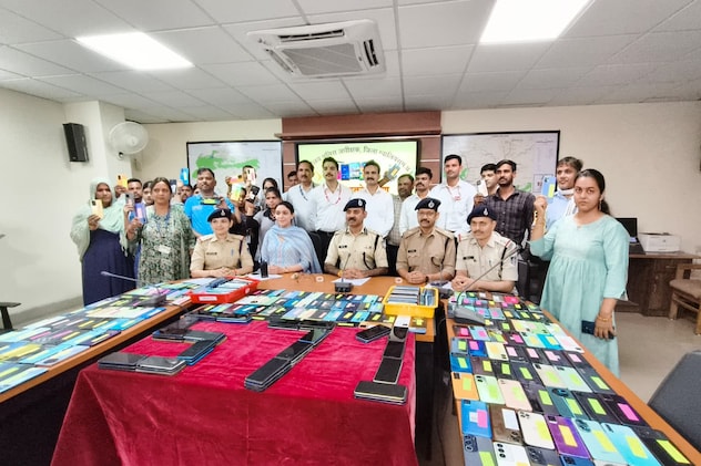 CEIR पोर्टल से देशभर से 571 मोबाइल खोजे, करोड़ों की संपत्ति लौटाई; ग्वालियर साइबर सेल की बड़ी सफलता