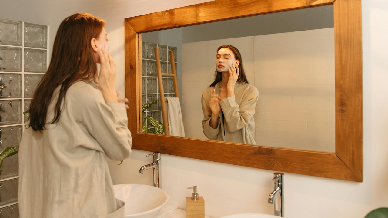 Gel Cleansers Vs Cream Cleansers: Which Is Better For Summer Skin?