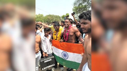 इंडियन Ashton Hall के मुरीद हुए अमेरिकी फिटनेस स्टार एशटन हॉल; दोस्त से मिलने US से ग्वालियर पहुंचे