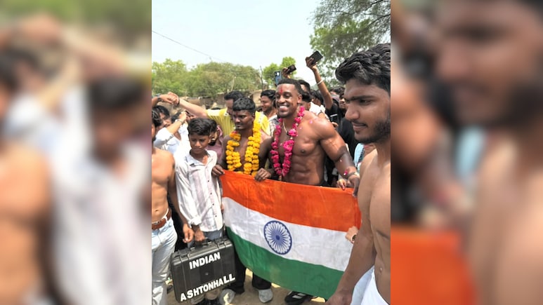 इंडियन Ashton Hall के मुरीद हुए अमेरिकी फिटनेस स्टार एशटन हॉल; दोस्त से मिलने US से ग्वालियर पहुंचे