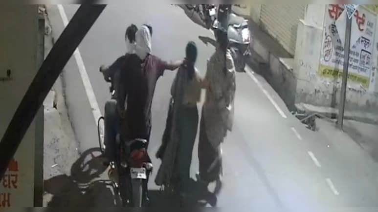 चेन स्नेचिंग की कोशिश नाकाम, हरदा में महिला की सूझबूझ से बचा मंगलसूत्र, CCTV में कैद