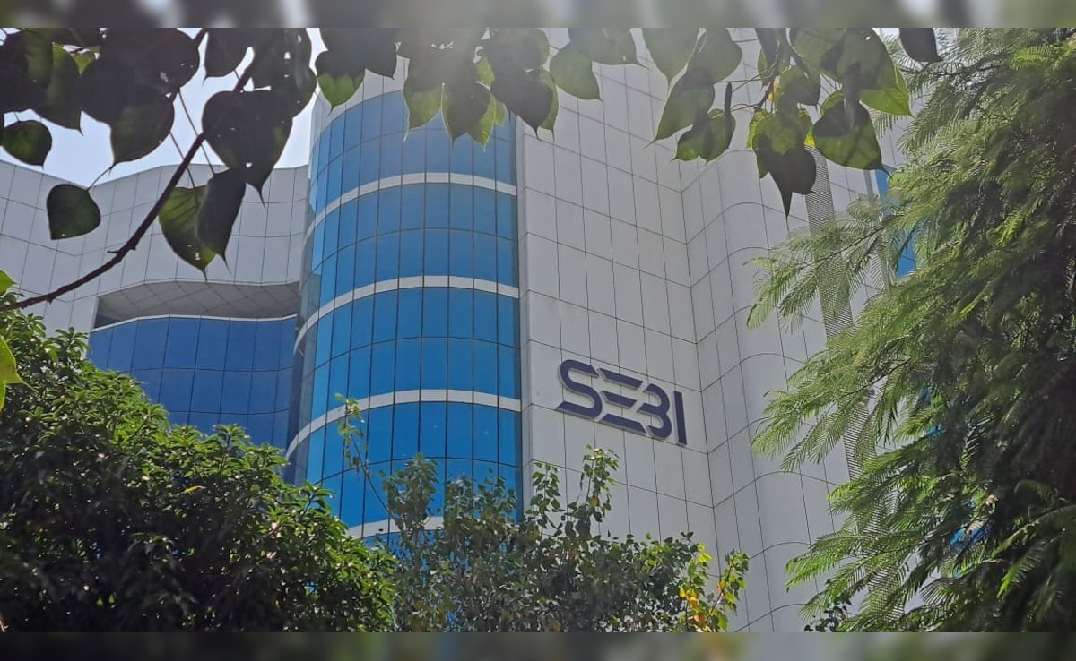 SEBI की बड़ी कार्रवाई, सोशल मीडिया के जरिए शेयरों में हेरफेर कर करोड़ों कमाने वाले एक ही परिवार के 7 लोगों पर लगाया बैन