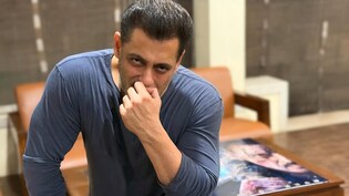 सलमान खान के गुस्से से घबराए पैप्स भाई को देखते ही कहने लगे सॉरी-सॉरी, दबंग खान बोले- जोर से बोलो