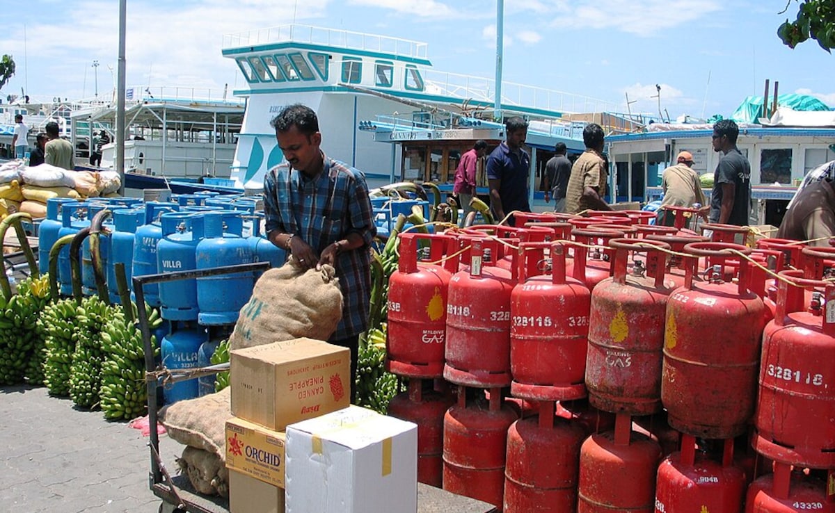 80% Households To Slash Travel Plans, 50% To Cut LPG Use If Fuel Prices Hiked, Study Finds