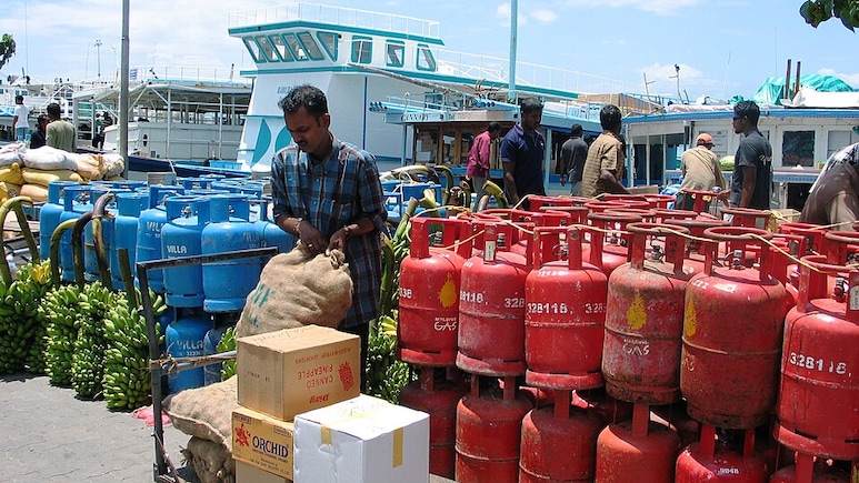 80% Households To Slash Travel Plans, 50% To Cut LPG Use If Fuel Prices Hiked, Study Finds