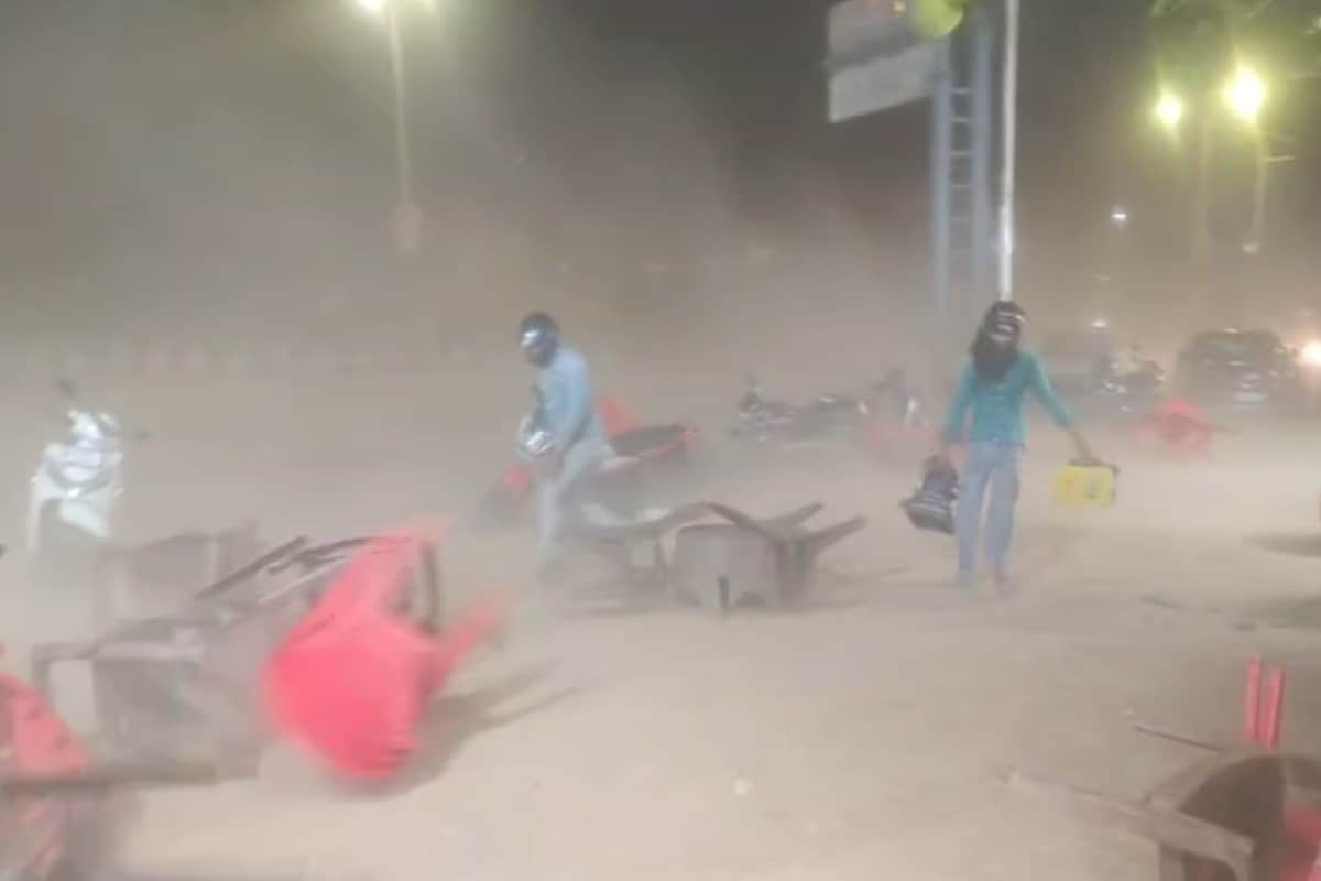देर रात धूलभरी आंधी के चलते राहगीर परेशान नजर आए.