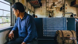 Mumbai News : रुमाल, बॅग ठेवून सीटवर ताबा घेणं बेकायदेशीर; मध्य रेल्वेची विशेष मोहीम, कुठे कराल तक्रार?
