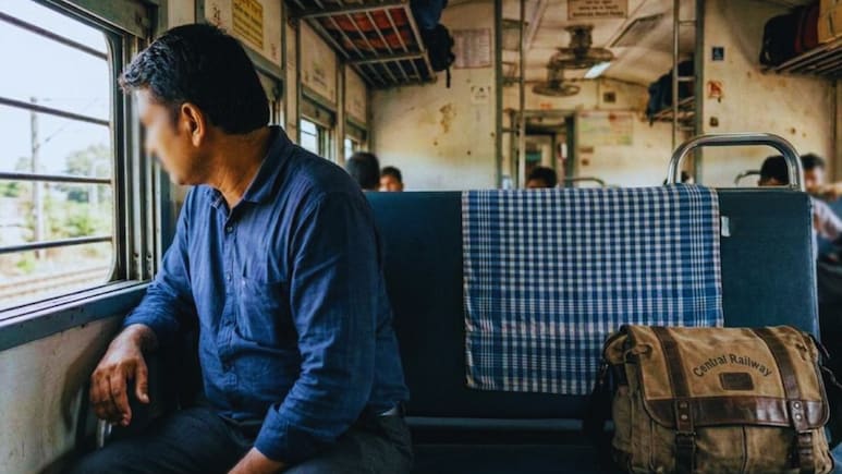 रुमाल, बॅग ठेवून सीटवर ताबा घेणं बेकायदेशीर; मध्य रेल्वेची विशेष मोहीम, कुठे कराल तक्रार?