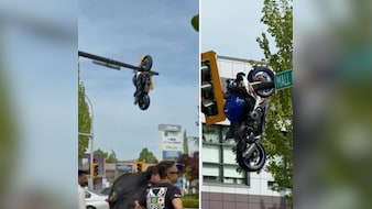गजब! BMW से ऐसी भिड़ंत कि दूर हवा में खंभे पर जा लटकी मोटरसाइकिल, हादसे का VIDEO देख लोग हैरान