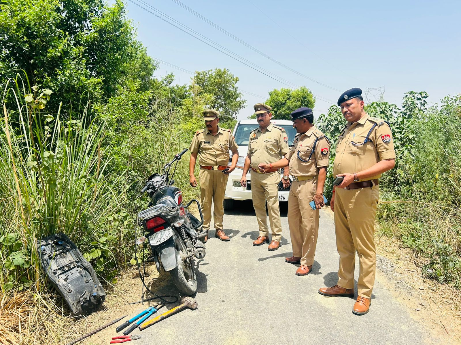 etawah bakewar police encounter two burglars arrested history sheeter chori khulasa