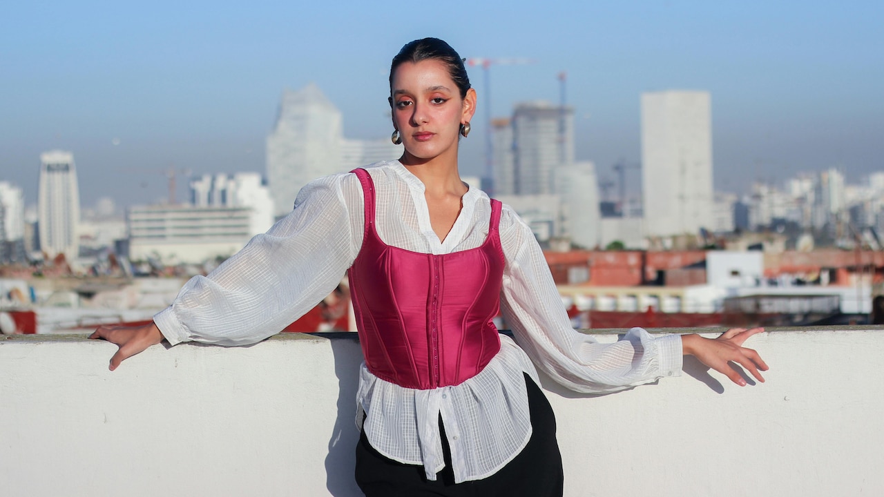 Lack of proper lining can also cause corset tops to wrinkle easily Lack of proper lining can also cause corset tops to wrinkle easily