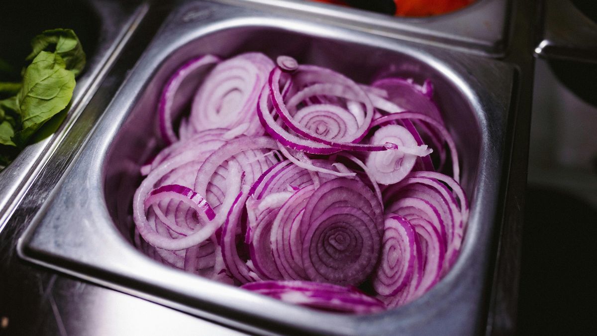 Heatwave Alert: Should You Avoid Eating Raw Onions In Extreme Heat?