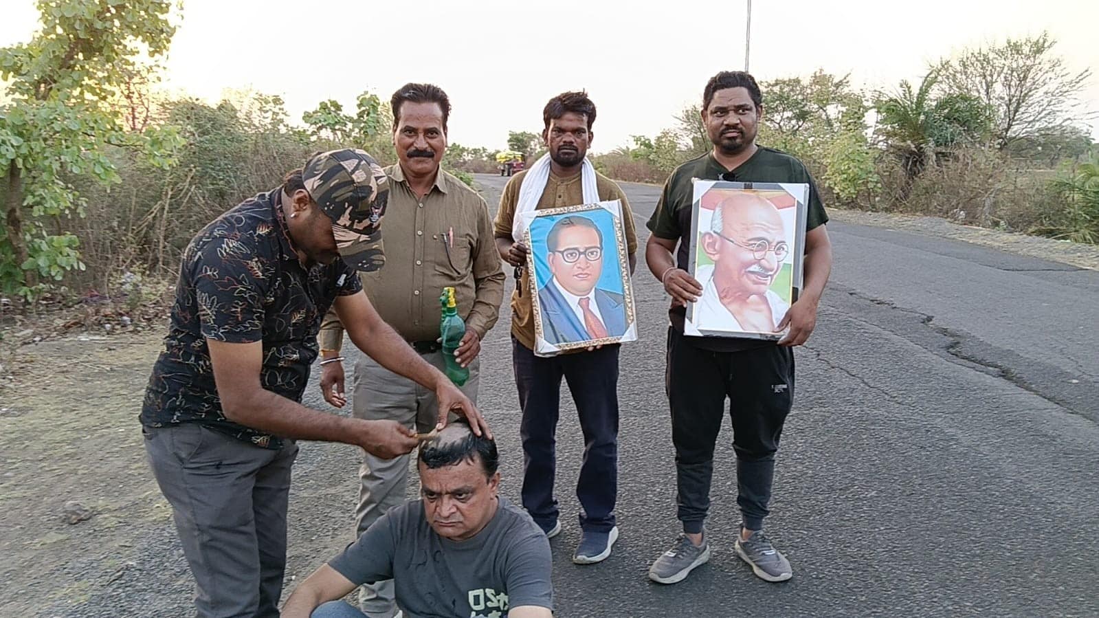 जर्जर सड़क पर मुंडन कराते हुए कांग्रेस नेता पंकज शर्मा जर्जर सड़क पर मुंडन कराते हुए कांग्रेस नेता पंकज शर्मा