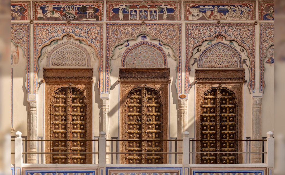 Frescoes across Gulab Haveli capture everything from royal processions and hunting scenes to stories of war, trade and changing times.
