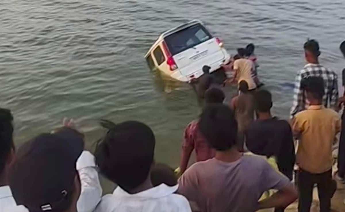 Bihar: पूजन सामग्री विसर्जित करने गंगा किनारे रोकी स्कॉर्पियो, उतरा ही था कि आंखों के सामने नदी में समा गई गाड़ी
