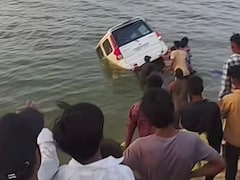 Bihar: पूजन सामग्री विसर्जित करने गंगा किनारे रोकी स्कॉर्पियो, उतरा ही था कि आंखों के सामने नदी में समा गई गाड़ी