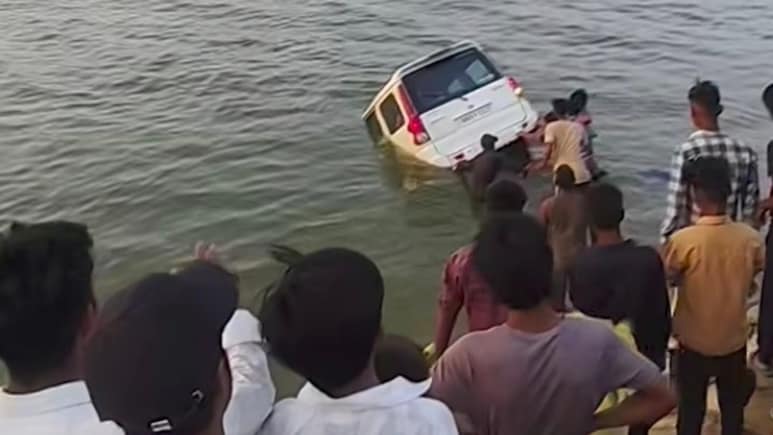 Bihar: पूजन सामग्री विसर्जित करने गंगा किनारे रोकी स्कॉर्पियो, उतरा ही था कि आंखों के सामने नदी में समा गई गाड़ी