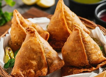 Prayagraj Has Officially Named Its Signature Dish, And It's A Street Food Everyone Loves