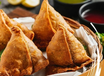 Make Flaky Halwai-Style Samosa At Home With These Tips